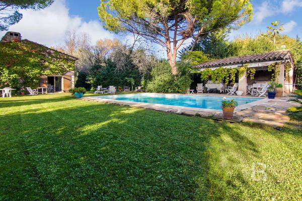 Propriété de caractère avec piscine, à vendre à Mougins.