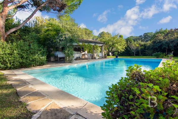 Propriété de caractère avec piscine, à vendre à Mougins.