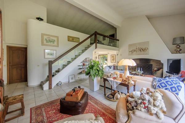 Propriété de caractère avec piscine, à vendre à Mougins.