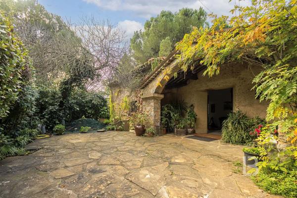 Propriété de caractère avec piscine, à vendre à Mougins.