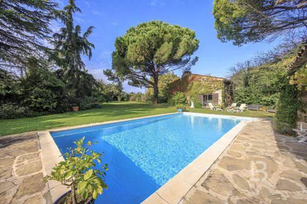 Propriété de caractère avec piscine, à vendre à Mougins.