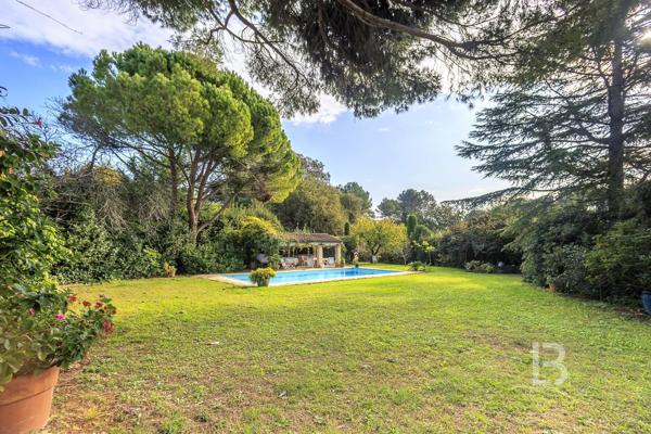 Propriété de caractère avec piscine, à vendre à Mougins.