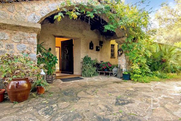 Propriété de caractère avec piscine, à vendre à Mougins.