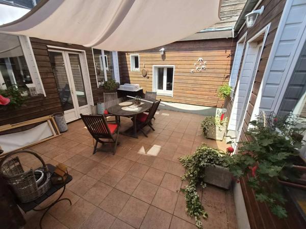 maison hyper centre ville avec piscine intérieure et cour privative clos de mûrs
