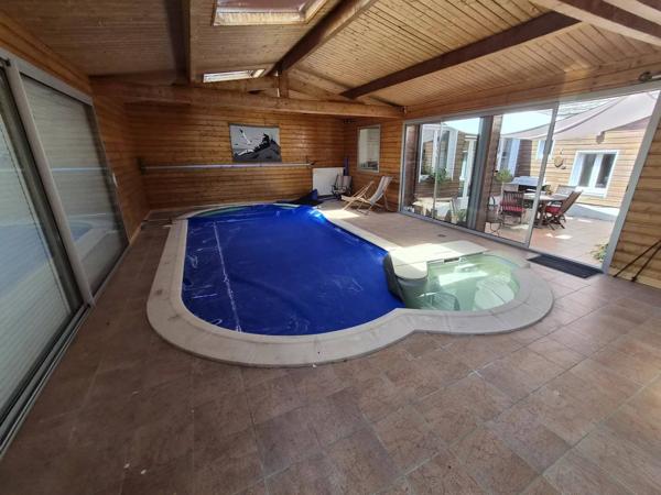 maison hyper centre ville avec piscine intérieure et cour privative clos de mûrs