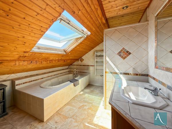Rare à Grigny Village : L'élégance d'une Meulière entièrement rénovée - 4 chambres, jardin & terrasse