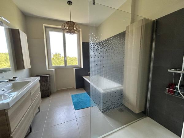 Alleins , comme un LOFT , jardin, grand garage - remise proche Golf Pont Royal