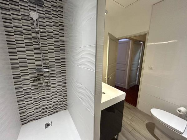 Alleins , comme un LOFT , jardin, grand garage - remise proche Golf Pont Royal