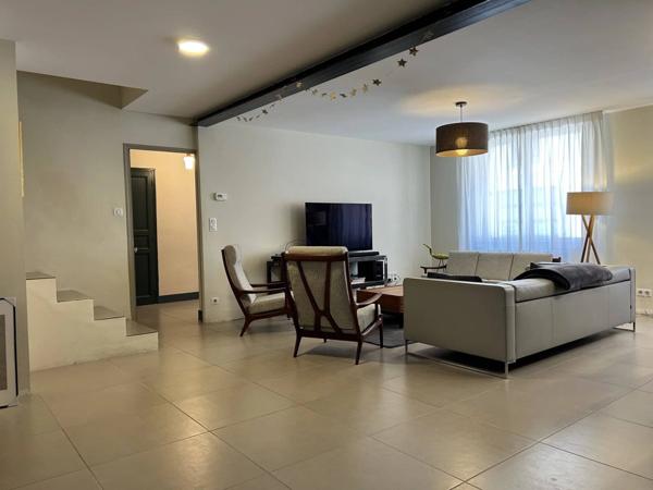 Alleins , comme un LOFT , jardin, grand garage - remise proche Golf Pont Royal