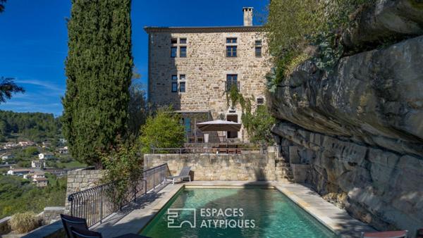 Château rénové avec chambres d’hôtes, jardins en terrasses et vaste vue dominante