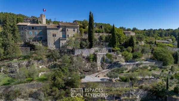 Château rénové avec chambres d’hôtes, jardins en terrasses et vaste vue dominante