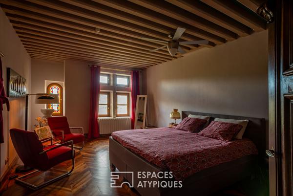 Château rénové avec chambres d’hôtes, jardins en terrasses et vaste vue dominante