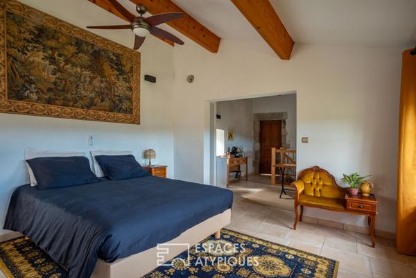 Château rénové avec chambres d’hôtes, jardins en terrasses et vaste vue dominante