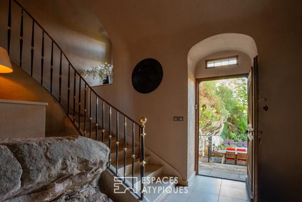 Château rénové avec chambres d’hôtes, jardins en terrasses et vaste vue dominante