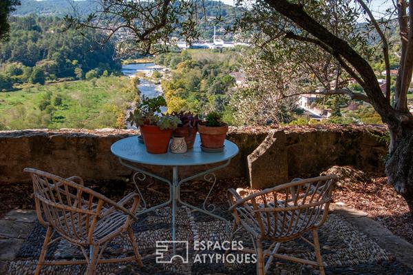 Château rénové avec chambres d’hôtes, jardins en terrasses et vaste vue dominante