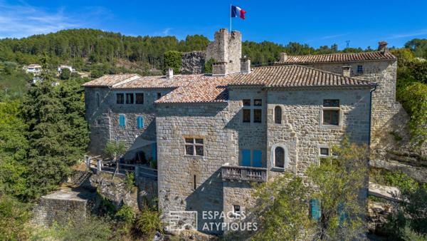 Château rénové avec chambres d’hôtes, jardins en terrasses et vaste vue dominante
