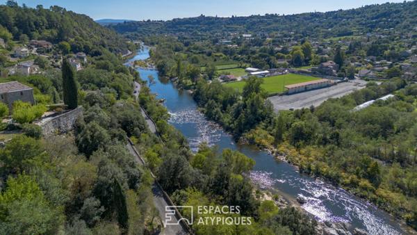 Château rénové avec chambres d’hôtes, jardins en terrasses et vaste vue dominante