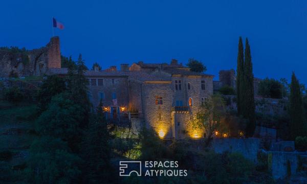 Château rénové avec chambres d’hôtes, jardins en terrasses et vaste vue dominante