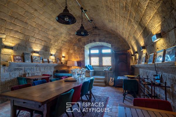 Château rénové avec chambres d’hôtes, jardins en terrasses et vaste vue dominante