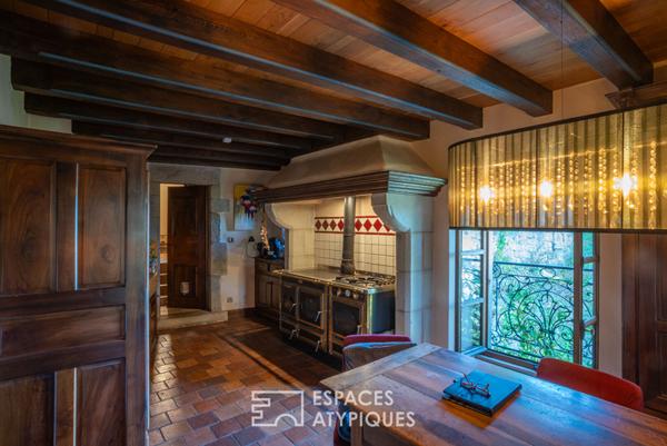 Château rénové avec chambres d’hôtes, jardins en terrasses et vaste vue dominante