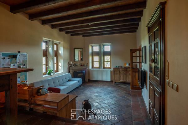 Château rénové avec chambres d’hôtes, jardins en terrasses et vaste vue dominante
