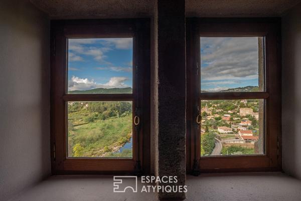 Château rénové avec chambres d’hôtes, jardins en terrasses et vaste vue dominante