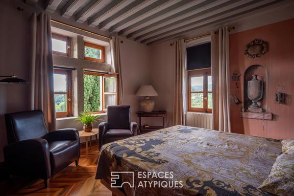 Château rénové avec chambres d’hôtes, jardins en terrasses et vaste vue dominante