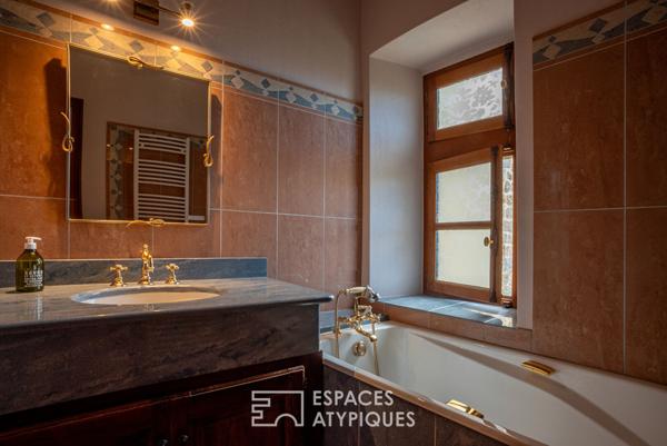 Château rénové avec chambres d’hôtes, jardins en terrasses et vaste vue dominante