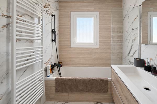 BOUC-BEL-AIR  MAISON T4 ENTIÈREMENT RÉNOVÉE AVEC GARAGE ET EXTÉRIEURS