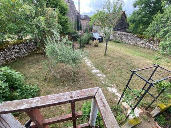 Maison de 104 m² à RESTAURER à Villeneuve d'AVEYRON avec 75 m² de dépendance