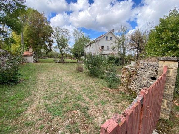 Maison de 104 m² à RESTAURER à Villeneuve d'AVEYRON avec 75 m² de dépendance