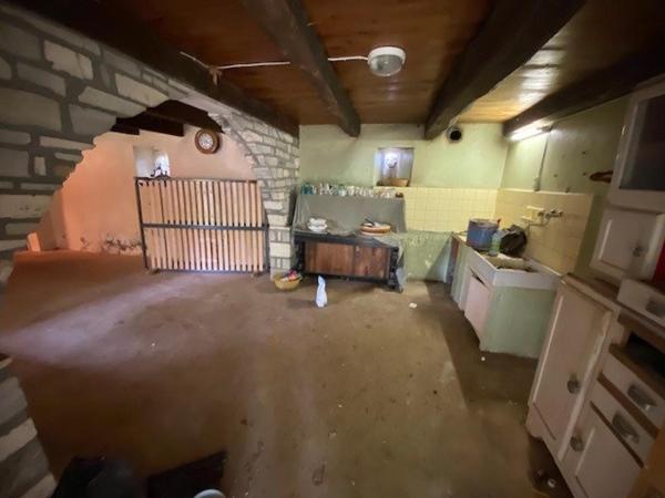 Maison de 104 m² à RESTAURER à Villeneuve d'AVEYRON avec 75 m² de dépendance