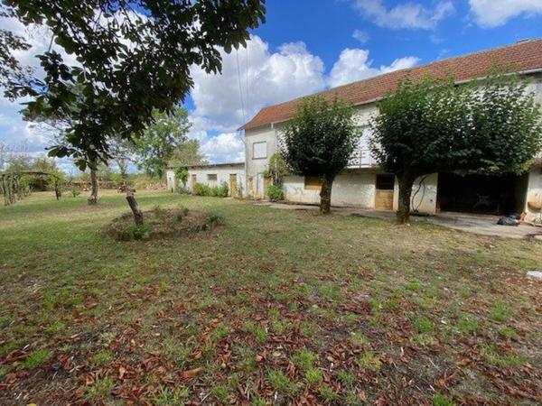 Maison de 104 m² à RESTAURER à Villeneuve d'AVEYRON avec 75 m² de dépendance