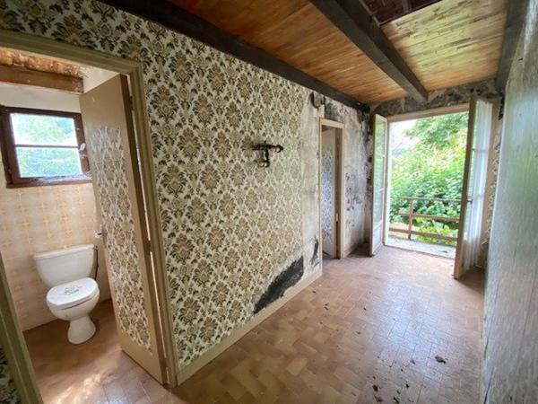 Maison de 104 m² à RESTAURER à Villeneuve d'AVEYRON avec 75 m² de dépendance