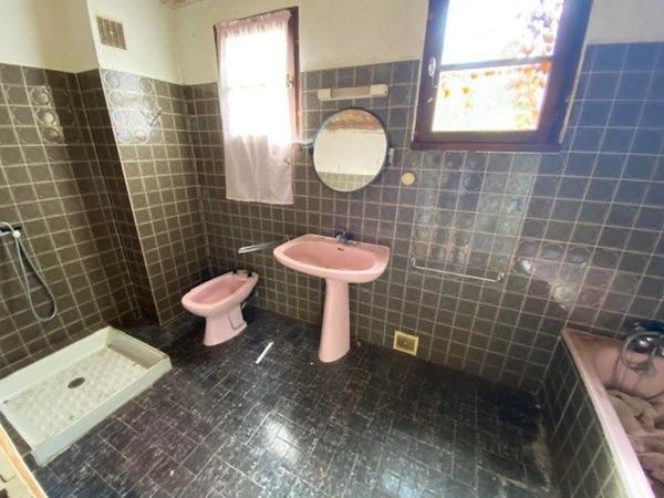 Maison de 104 m² à RESTAURER à Villeneuve d'AVEYRON avec 75 m² de dépendance