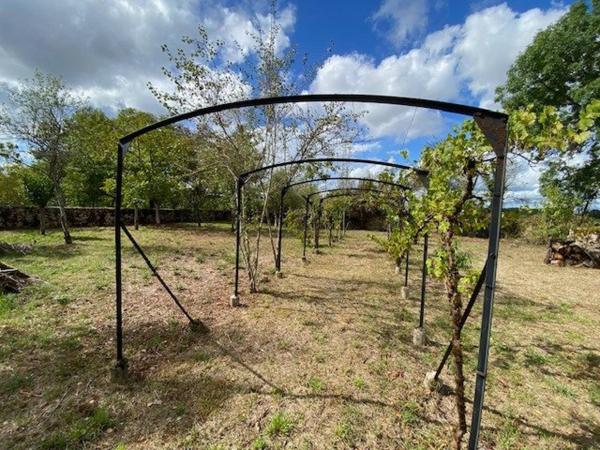 Maison de 104 m² à RESTAURER à Villeneuve d'AVEYRON avec 75 m² de dépendance