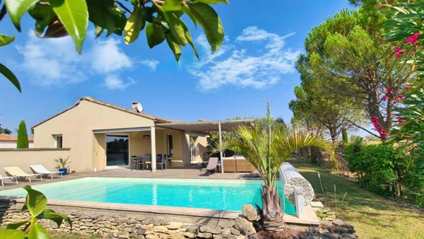 Villa : belles prestations contemporaines avec piscine