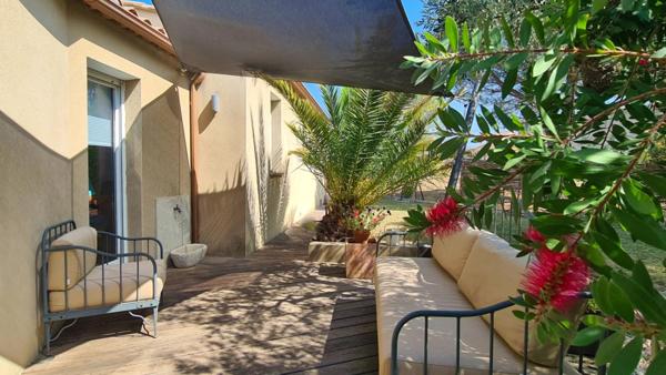 Villa : belles prestations contemporaines avec piscine