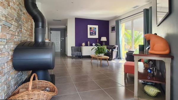 Villa : belles prestations contemporaines avec piscine