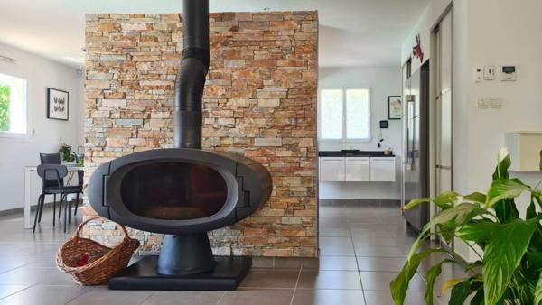 Villa : belles prestations contemporaines avec piscine