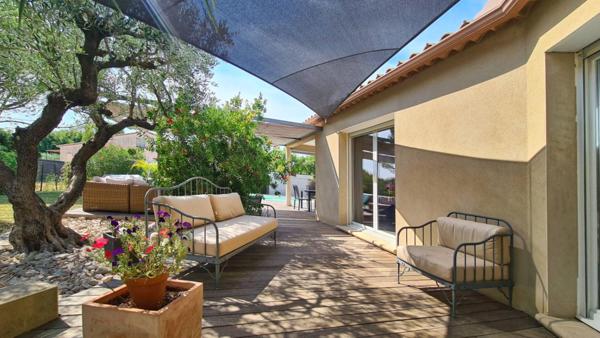 Villa : belles prestations contemporaines avec piscine