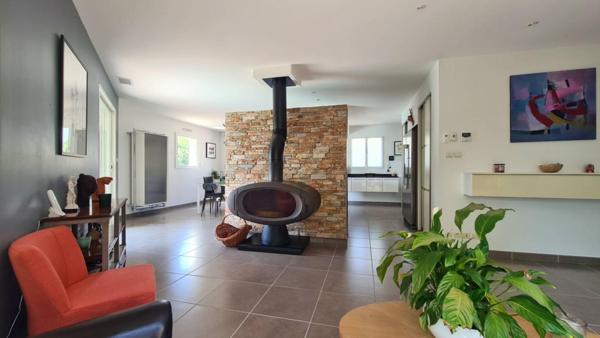 Villa : belles prestations contemporaines avec piscine