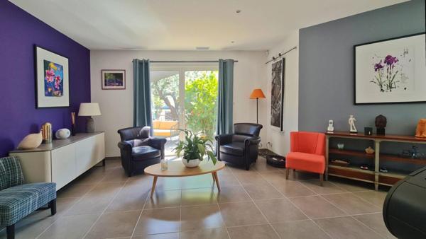 Villa : belles prestations contemporaines avec piscine