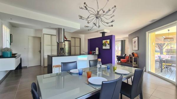 Villa : belles prestations contemporaines avec piscine