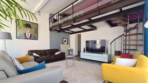 Villa : belles prestations contemporaines avec piscine