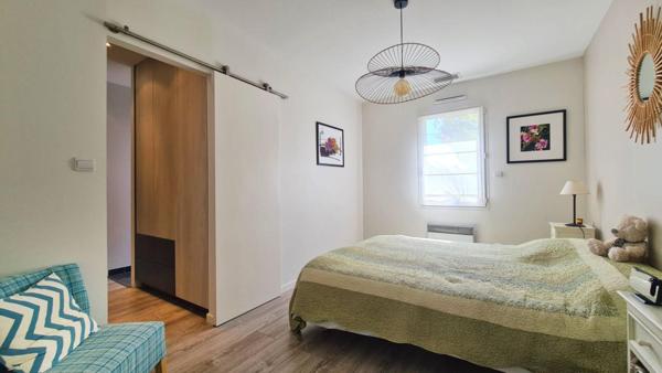 Villa : belles prestations contemporaines avec piscine