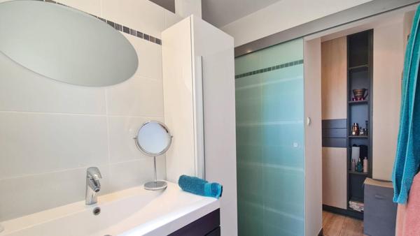 Villa : belles prestations contemporaines avec piscine