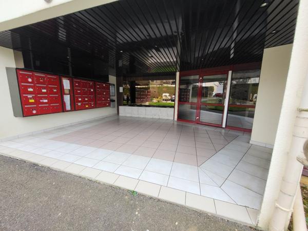 Fontaine les Dijon : Grand type 2 balcon stationnement piscine