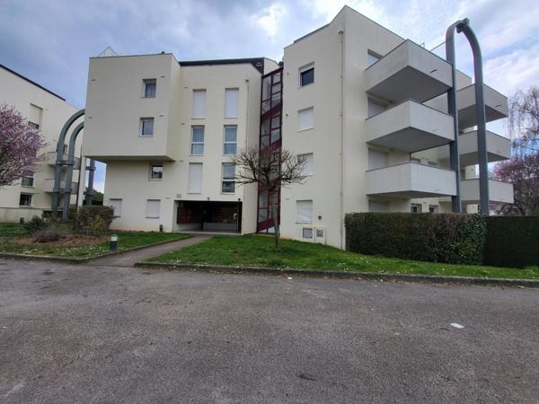Fontaine les Dijon : Grand type 2 balcon stationnement piscine