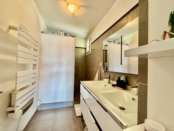 Les Faïenciers 13011 Appartement type 3 avec terrasse et cave